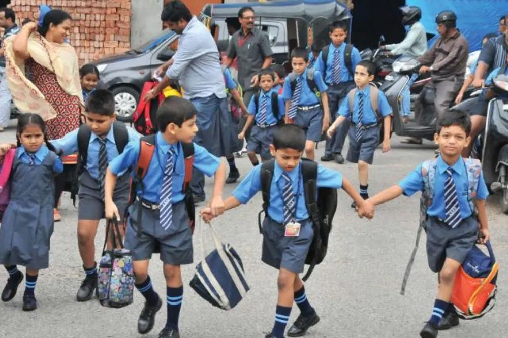 महाराष्ट्रातील 600 मराठी शाळा बंद होण्याच्या धोक्यात; शिक्षक समायोजन प्रक्रियेवरून राज्यभरात चिंतेचं वातावरण